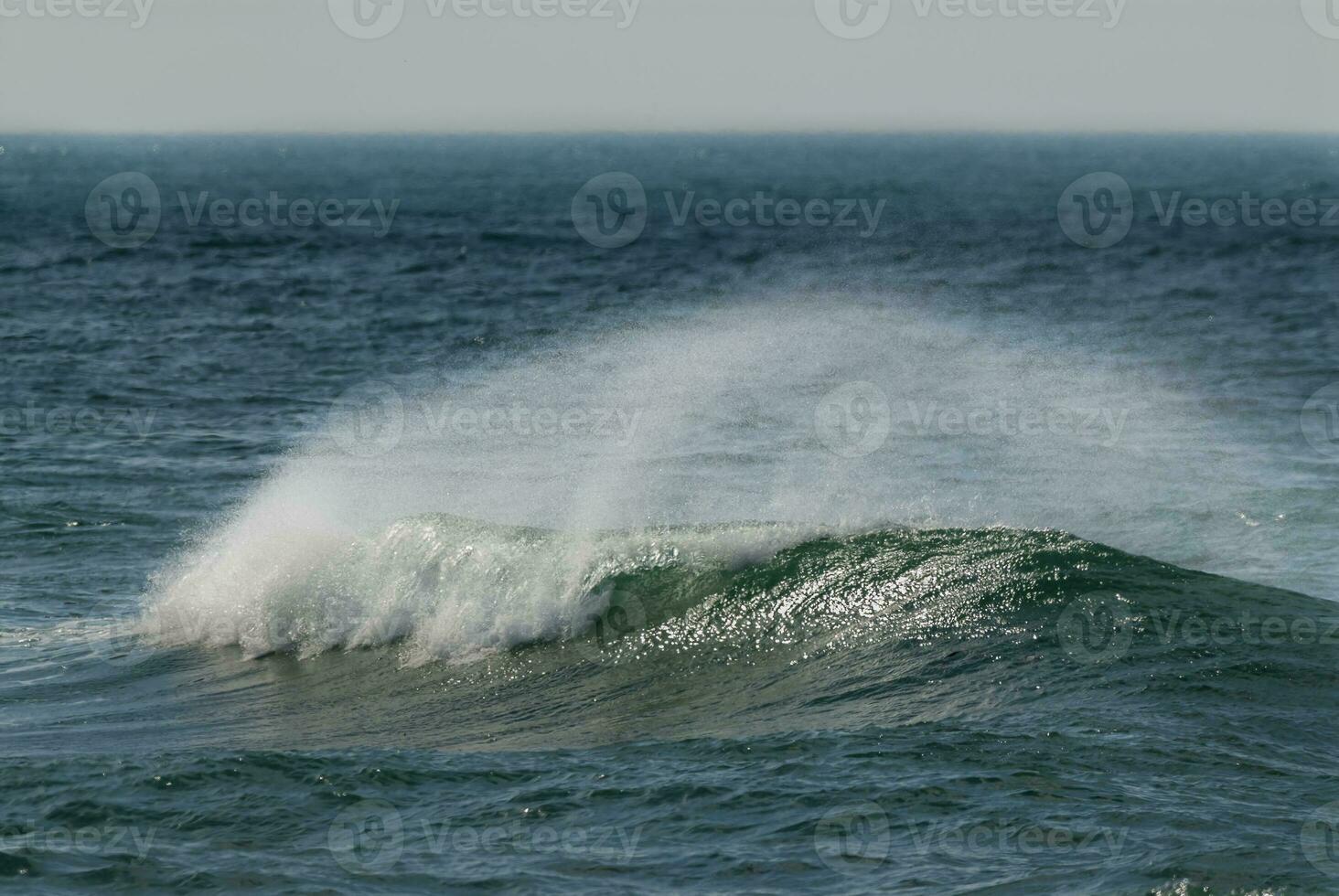 olas con fuerte viento después un tormenta, Patagonia, argentina. foto