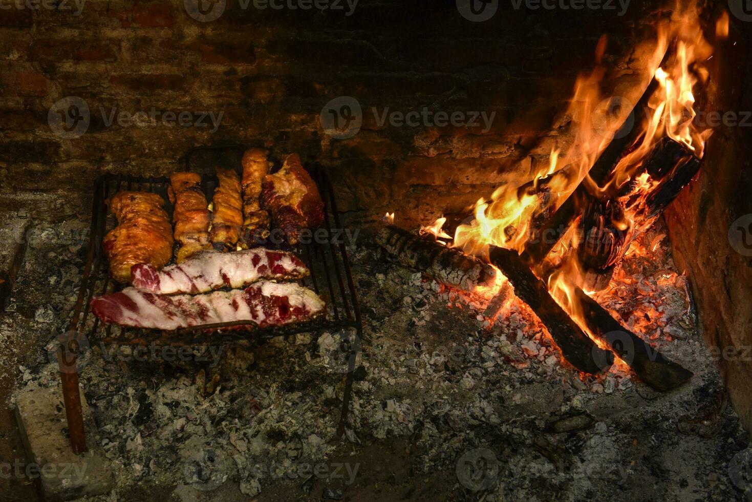vaca costillas carne a la parrilla, cocinado con madera fuego, la pampa, argentina foto