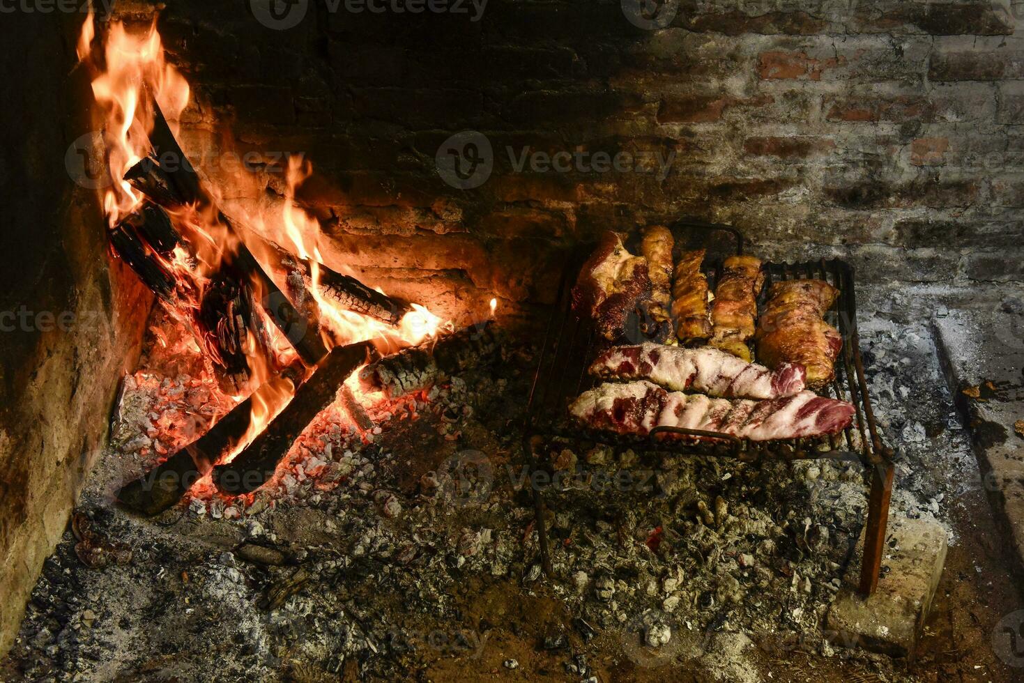 vaca costillas carne a la parrilla, cocinado con madera fuego, la pampa, argentina foto