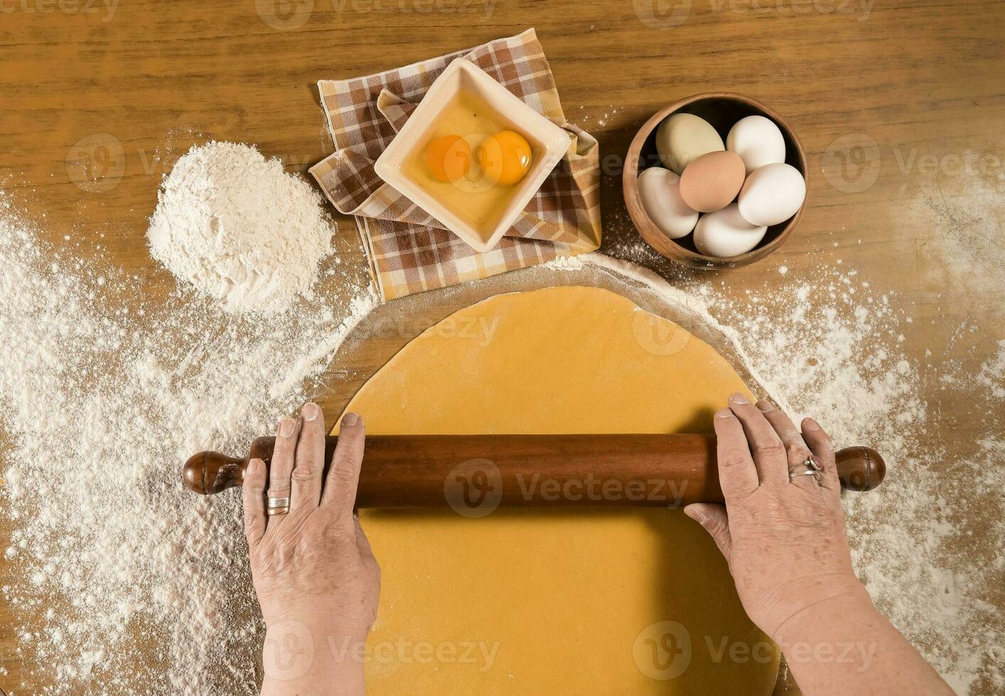 manos corte tallarines con ingredientes en el mesa, hecho en casa italiano alimento. foto