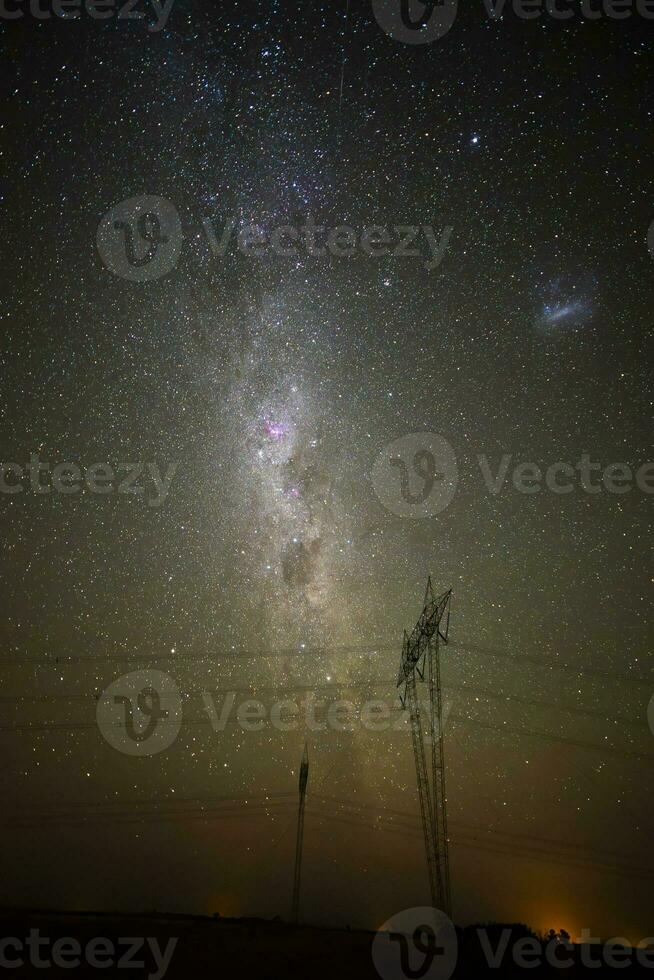 alto voltaje poder línea en un nocturno paisaje, la pampa, Patagonia, argentina. foto
