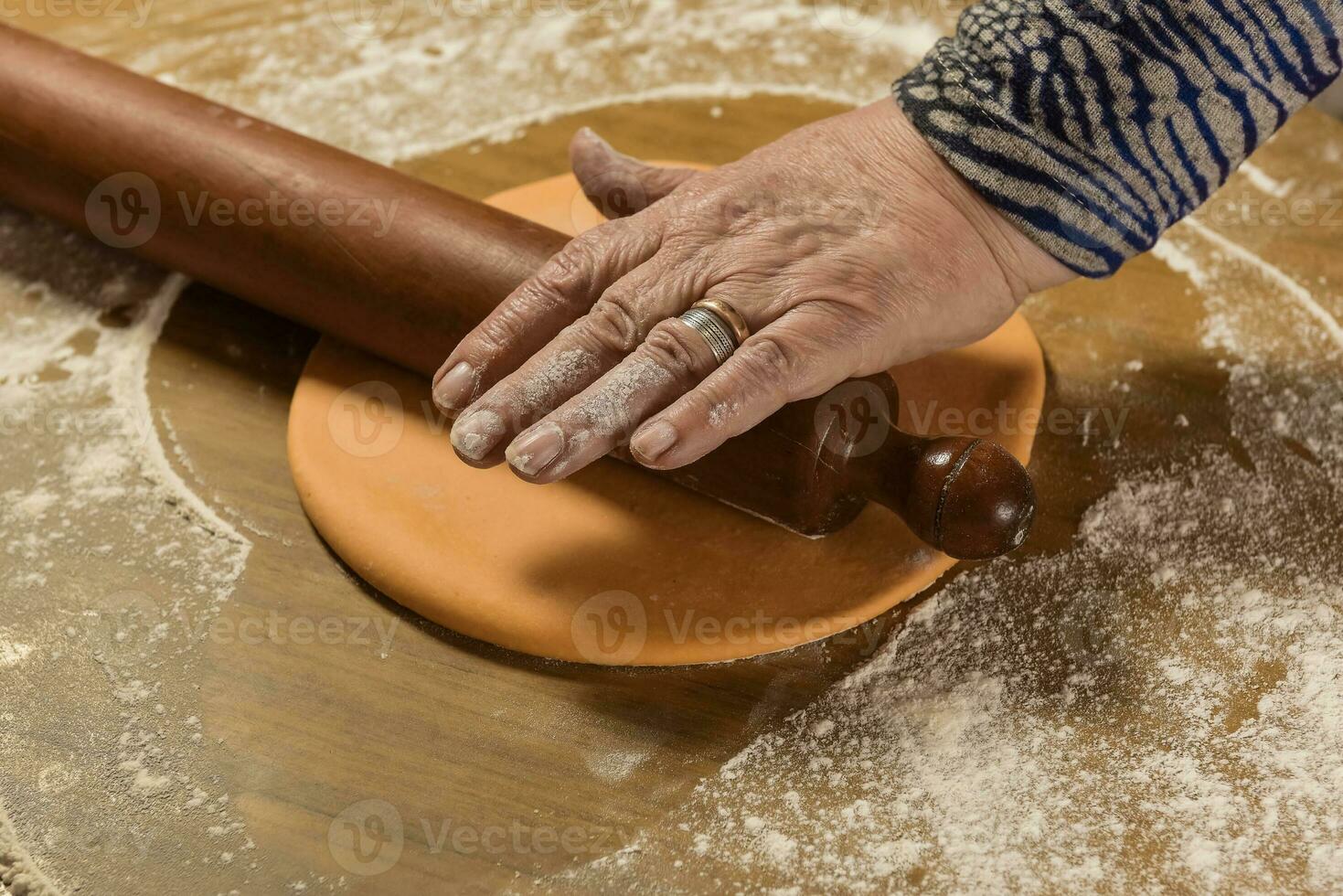 huevo masa para fideos, con ingredientes en el mesa, tradicional italiano cocina. foto