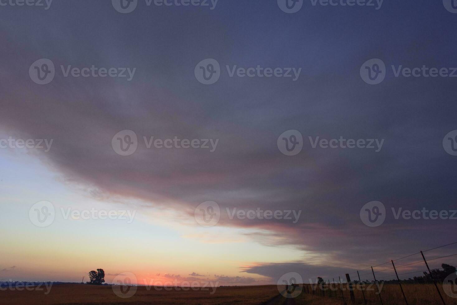 Tormentoso paisaje a atardecer, Patagonia, argentina foto