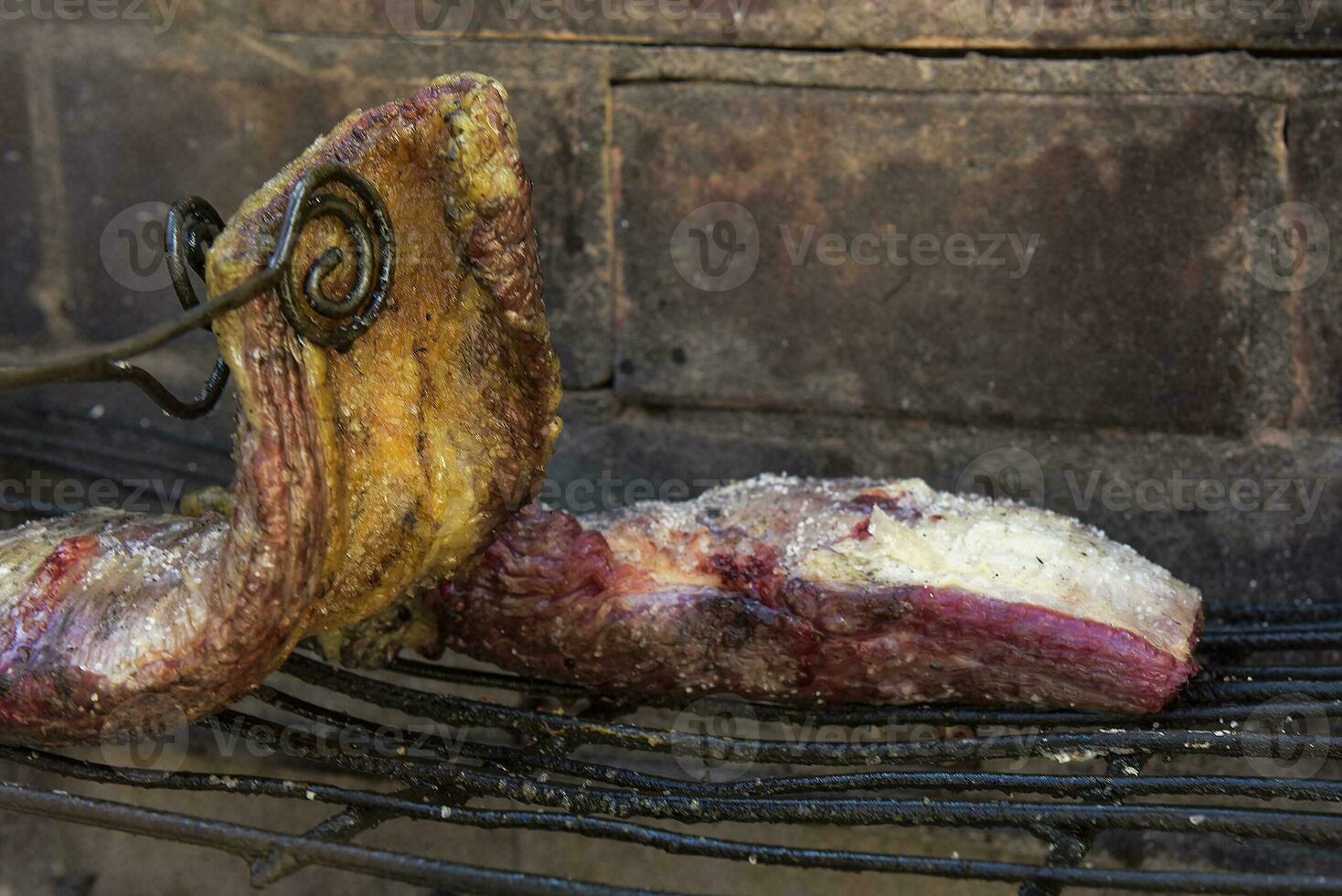 crudo carne poner en el parrilla, tradicional argentino cocina, asado parilla, Patagonia, argentina. foto