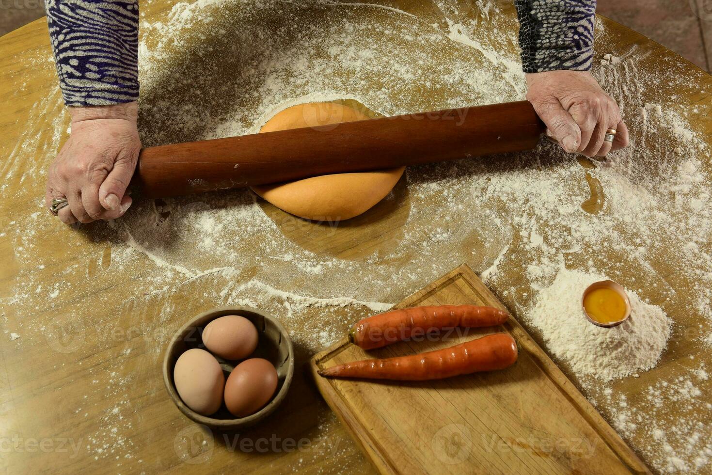 abuela manos amasadura masa para tallarines en el cocina. foto
