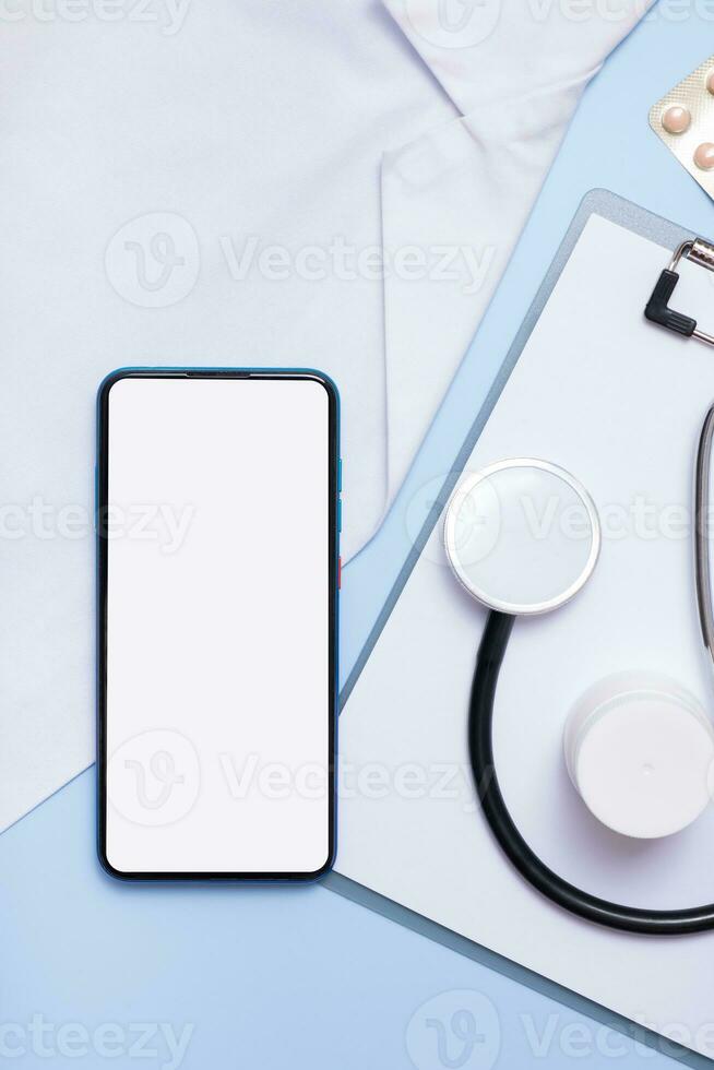 Bosquejo de un teléfono con médico herramientas. digital cuidado de la salud y medicina en línea plano poner, parte superior ver foto