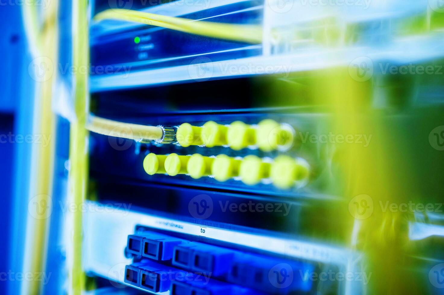 types of network cables with the ability to receive and transmit signals up to 1 kilometer and have very little signal loss compared to conventional LAN cables. photo