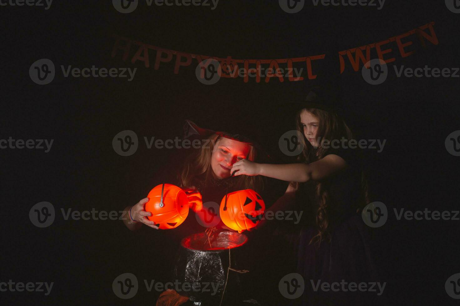 dos Víspera de Todos los Santos brujas haciendo un poción y conjurar en Víspera de Todos los Santos noche. magia, Días festivos y místico concepto. foto