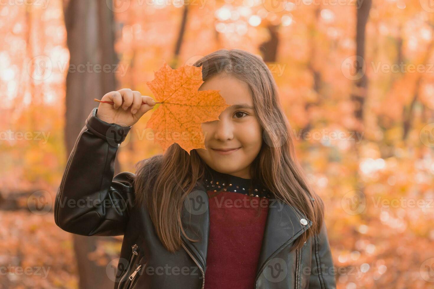 asiático niño niña riendo y jugando en el otoño en el naturaleza caminar al aire libre foto