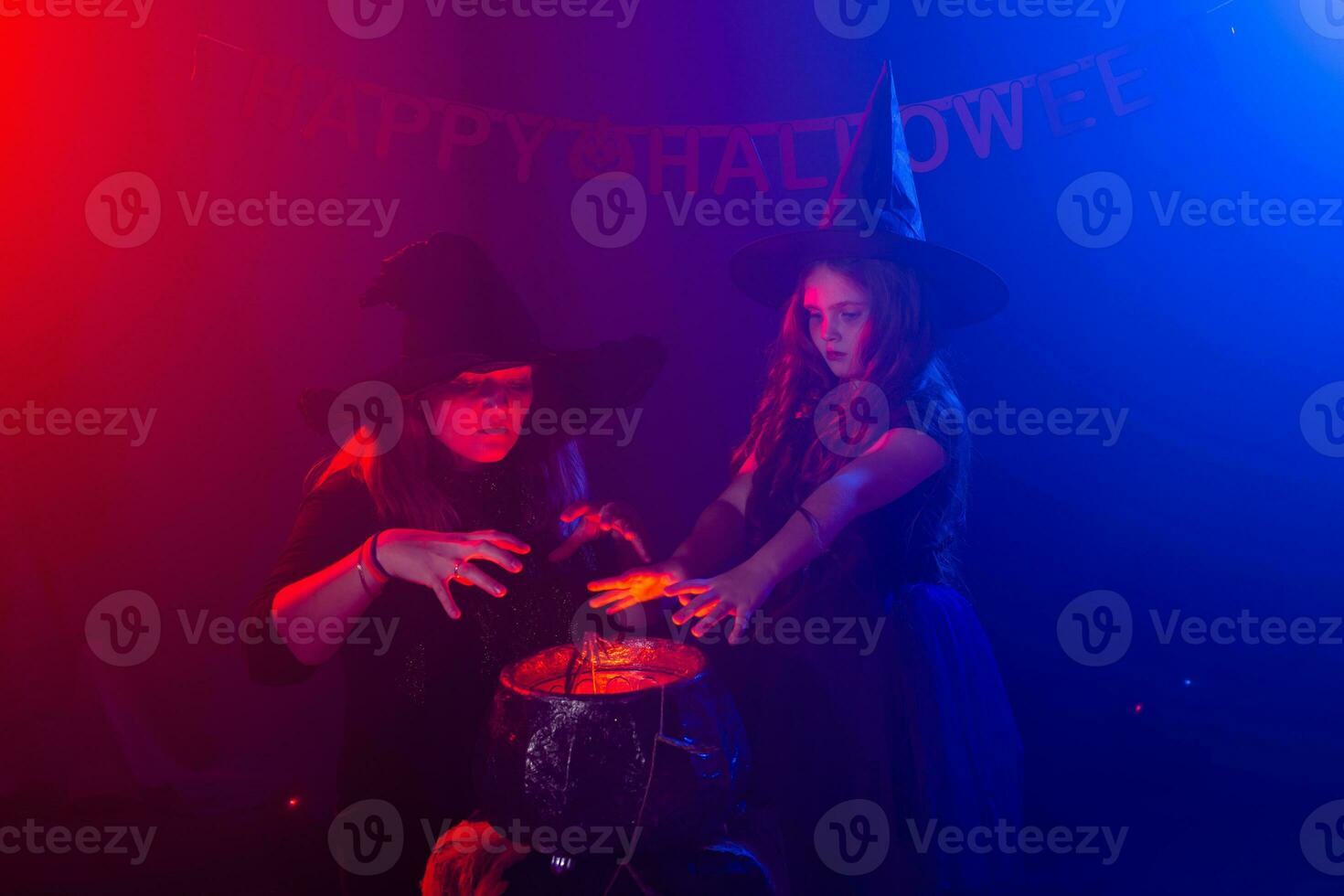 gracioso niño niña y mujer en brujas disfraces para Víspera de Todos los Santos. foto