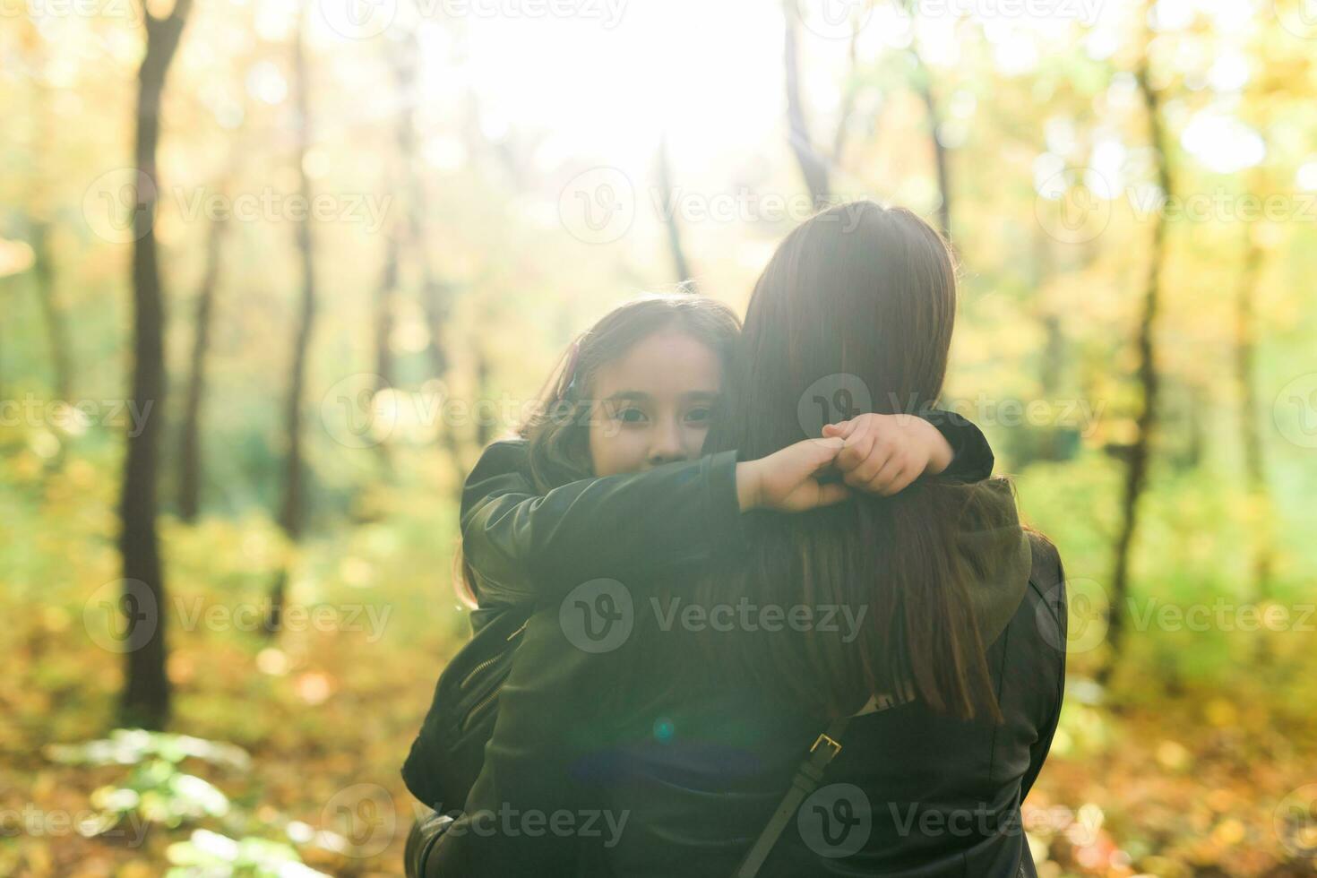 madre y hija gastar hora juntos en otoño amarillo parque. temporada y soltero padre concepto. foto