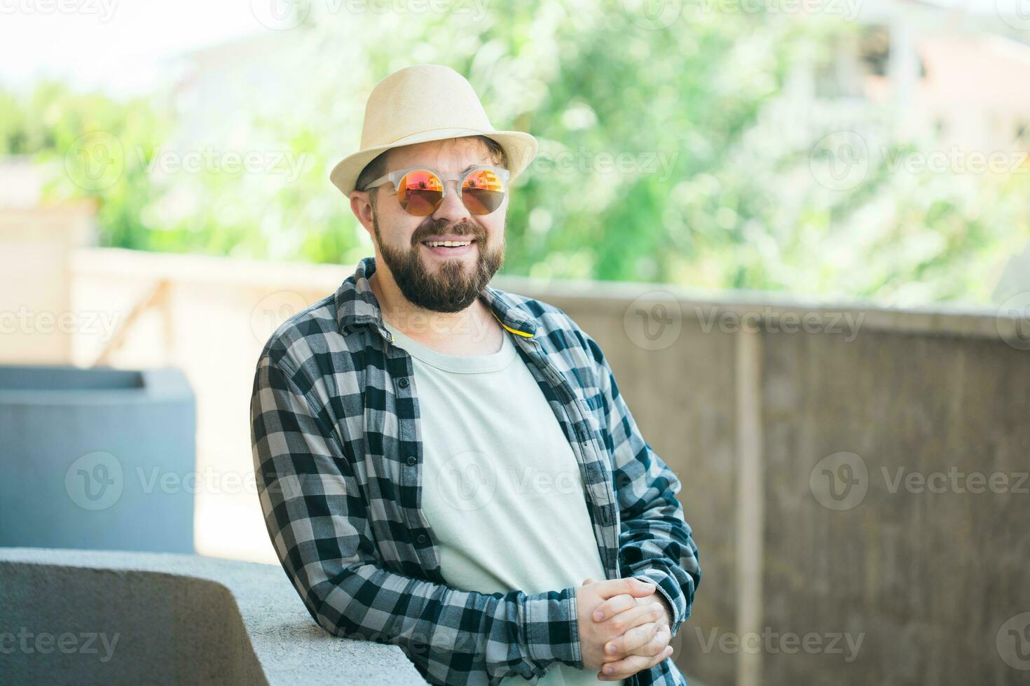 barbado hombre retrato en verano ropa y sombrero estar terminado calle ciudad urbano y viaje concepto foto