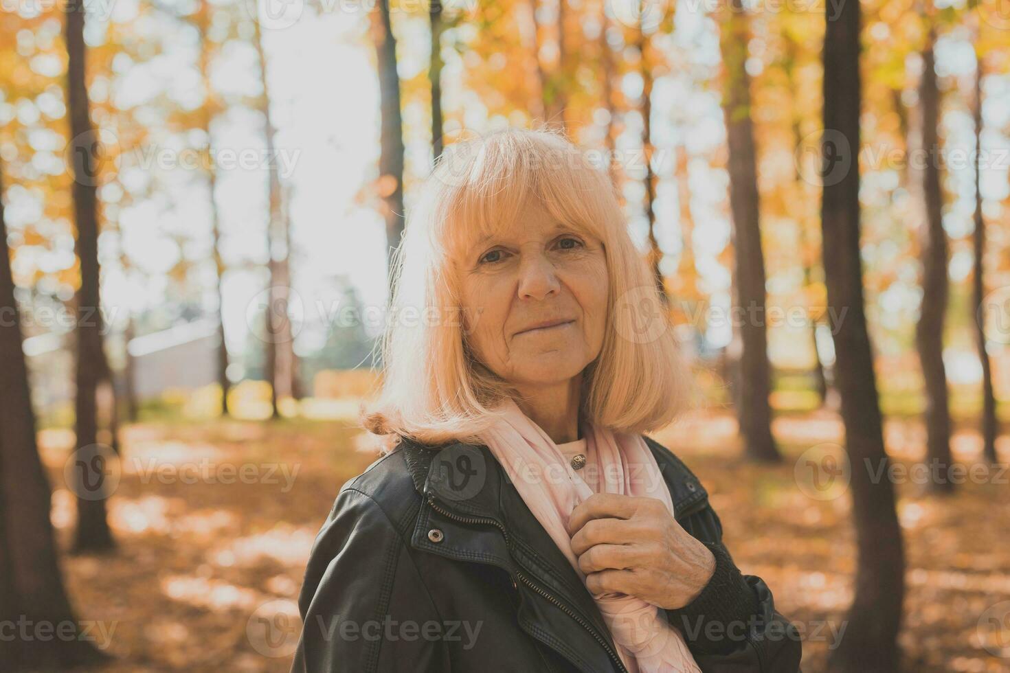 mayor mujer disfrutando otoño en parque. activo envejecimiento y mayor hembra concepto. foto