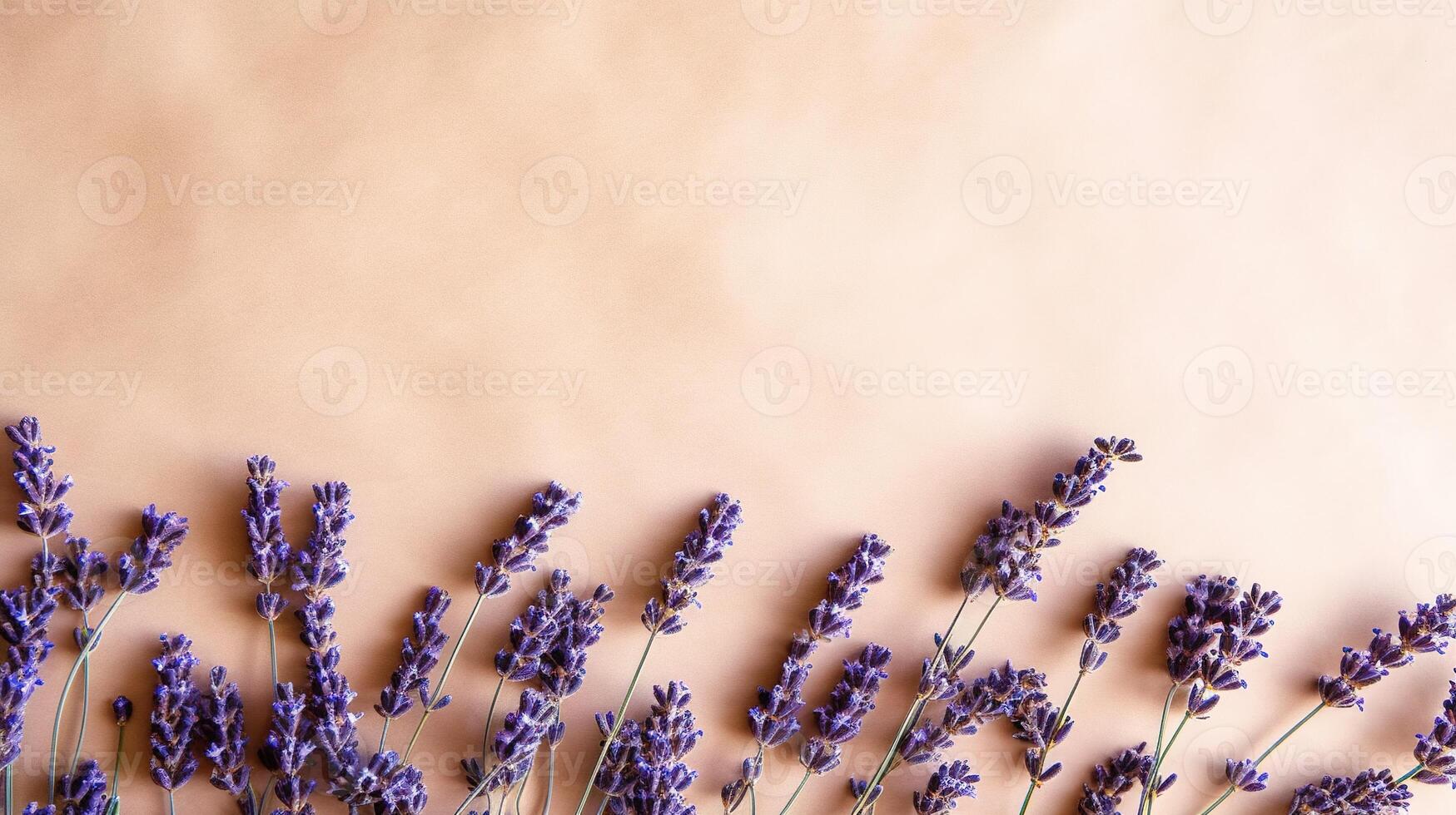 manojo de lavanda flores lavanda seco púrpura flores mínimo plano poner, Copiar espacio antecedentes. ai generado foto