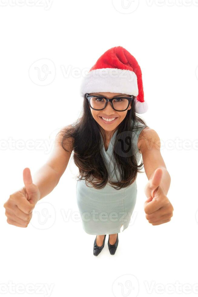 Navidad, Navidad, invierno, felicidad concepto -mujer vistiendo Papa Noel sombrero y los anteojos demostración pulgares arriba signo.dinámico divertido alto ángulo vista. aislado en blanco antecedentes en lleno cuerpo. foto