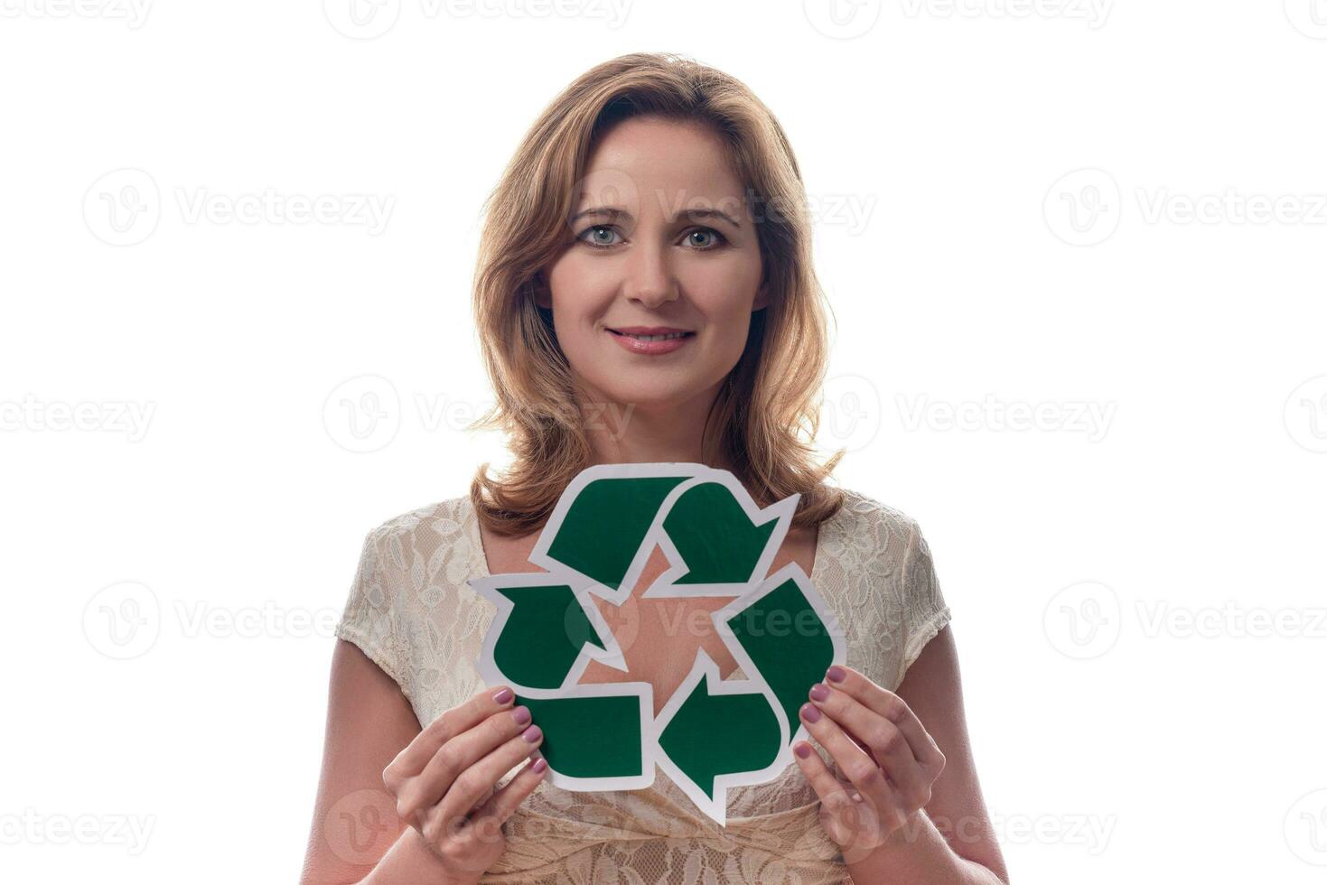 ambiente, eco vivo y sustentabilidad concepto - cerca arriba retrato de contento sonriente caucásico mujer participación verde reciclaje firmar terminado blanco antecedentes foto