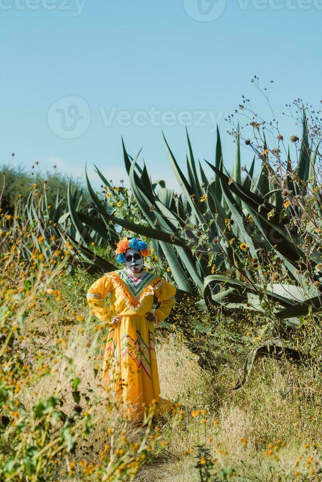 mexicano mujer en vistoso vestir y cráneo maquillaje en el mexicano Desierto foto