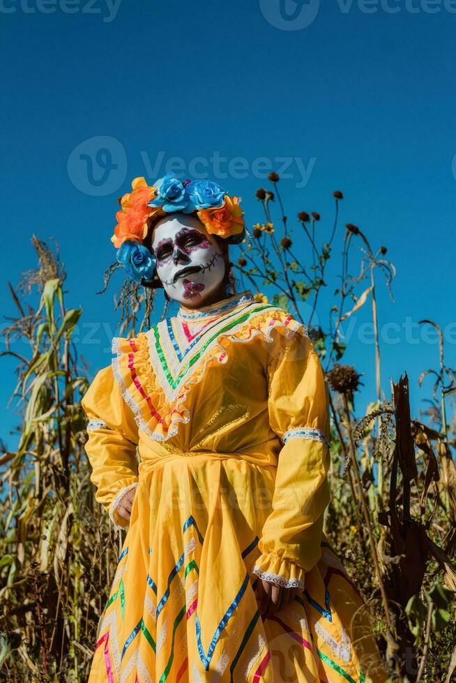 mexicano mujer en vistoso vestir y cráneo maquillaje en el mexicano Desierto cactus foto