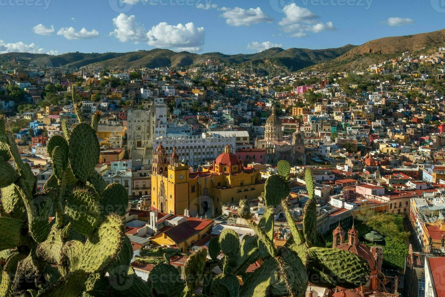 Guanajuato A vibrant city where urban design meets natural beauty. Explore its diverse architecture and captivating landscapes photo