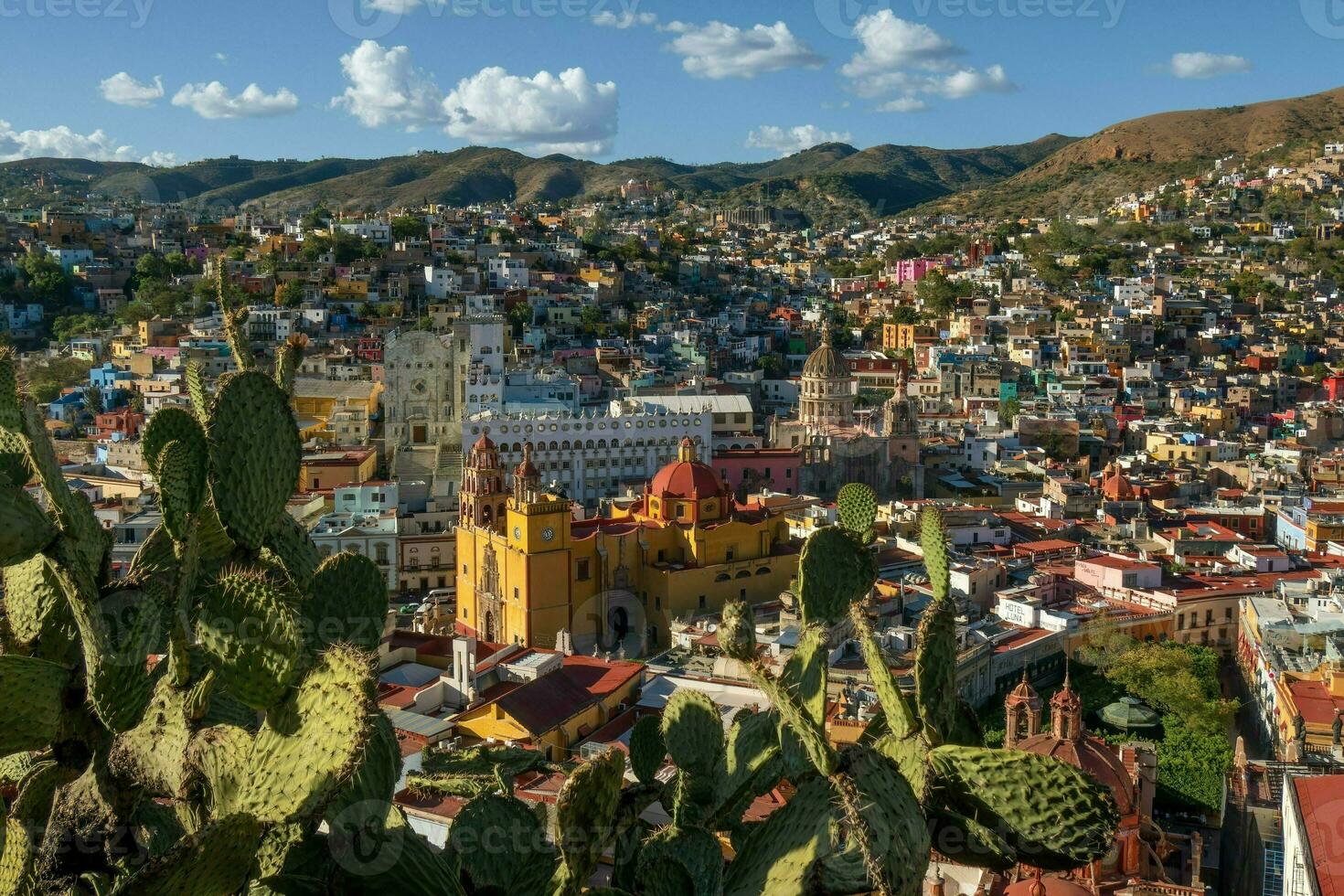 guanajuato un vibrante ciudad dónde urbano diseño Satisface natural belleza. explorar sus diverso arquitectura y cautivador paisajes foto