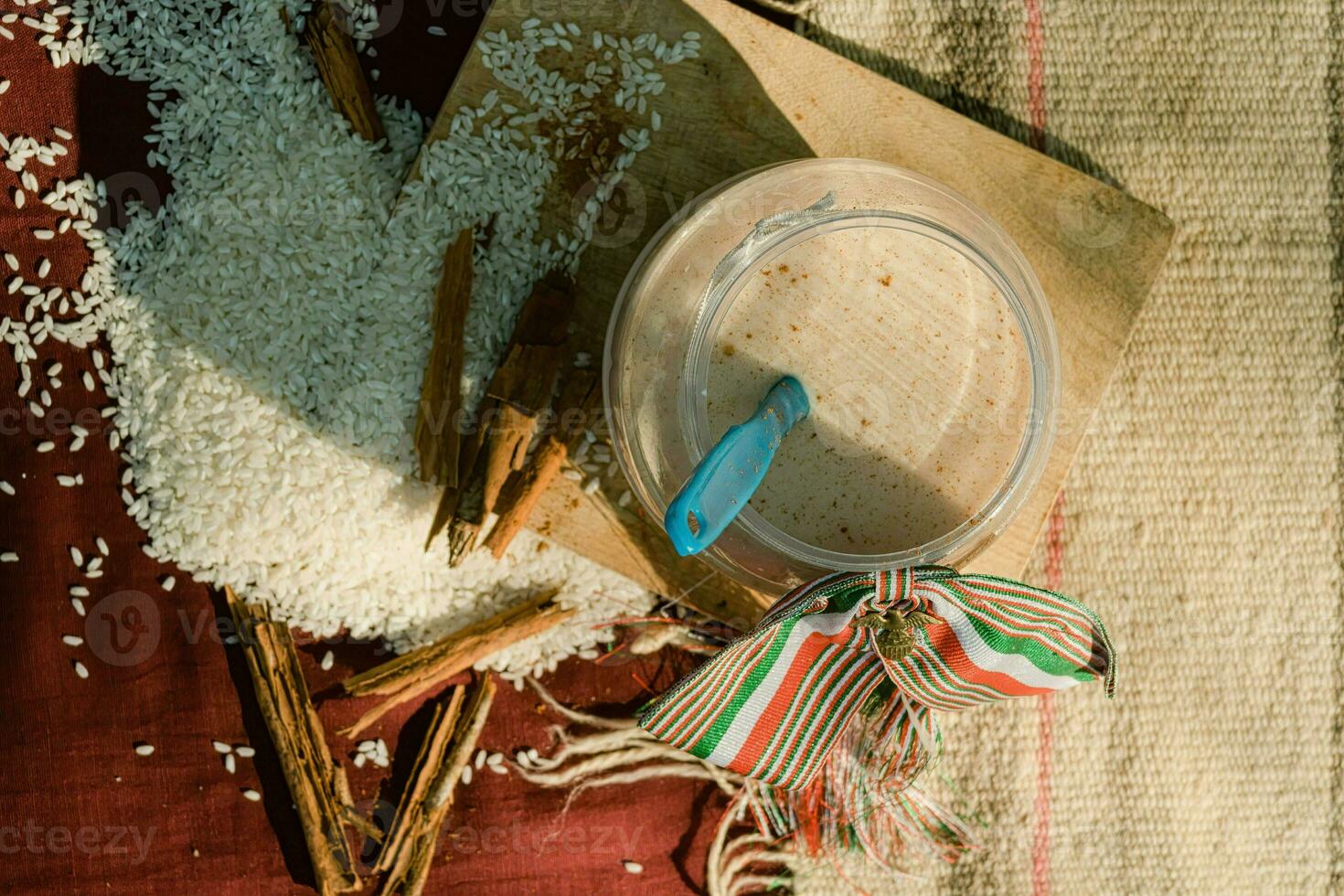 en México, un mesa es conjunto con delicioso comida y refrescante bebidas me gusta horchata foto