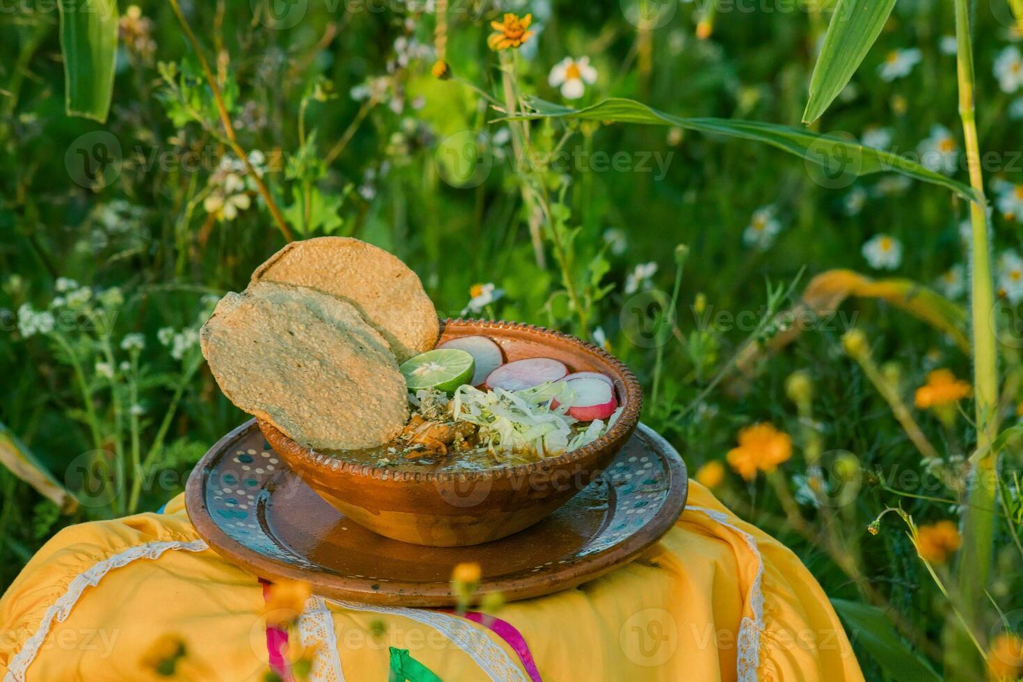 en México, el vibrante rojo pozole, un tradicional comodidad alimento, es servido en hermosa cerámica bochas foto
