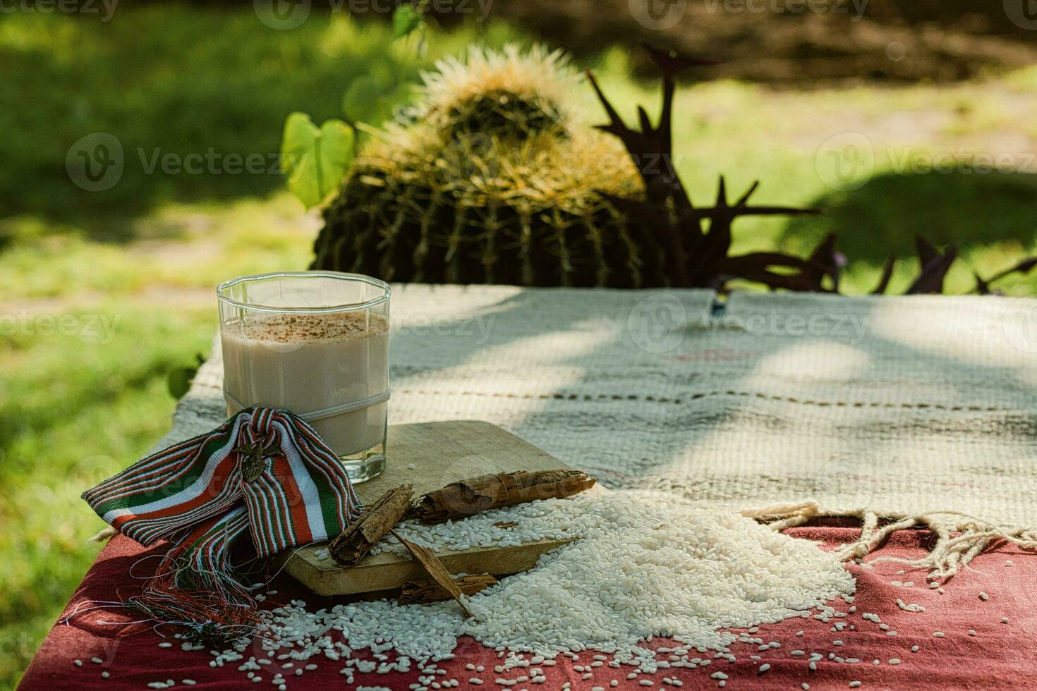 en el mesa en México, tazas de horchata y vajilla esperar un alegre reunión. foto