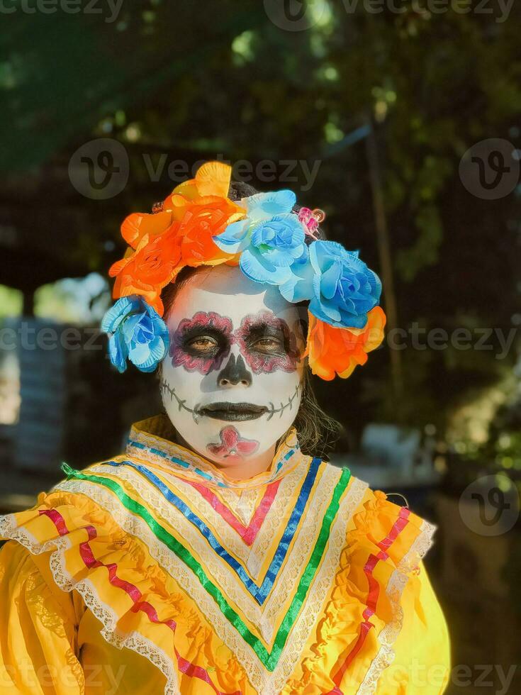 durante el día de el muerto, Arte viene viva con flor foto