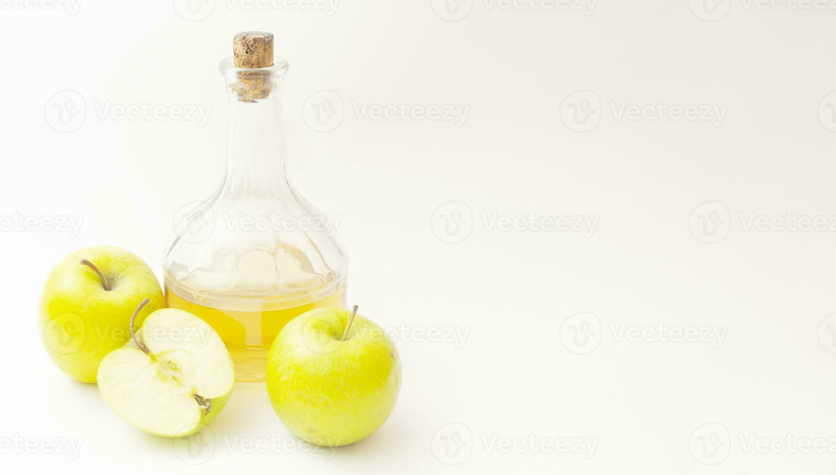 un licorera con manzana sidra vinagre, dos y medio manzanas en blanco fondo, espacio de copia. foto