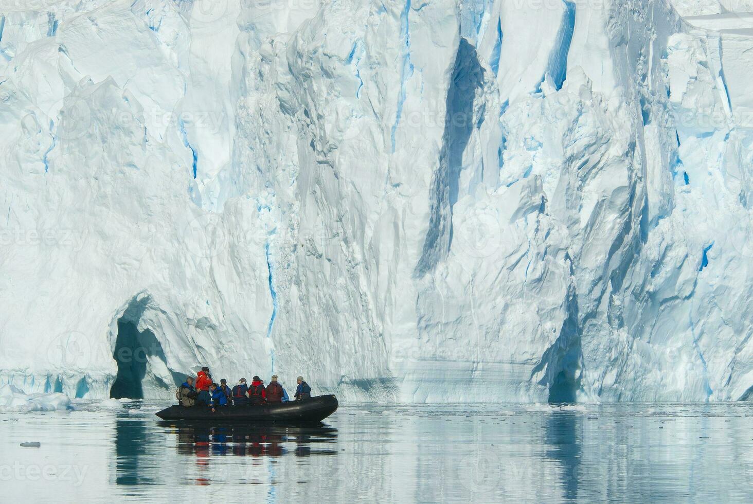 turistas observando un glaciar en el Antártida, paraíso bahía, antártico península. foto