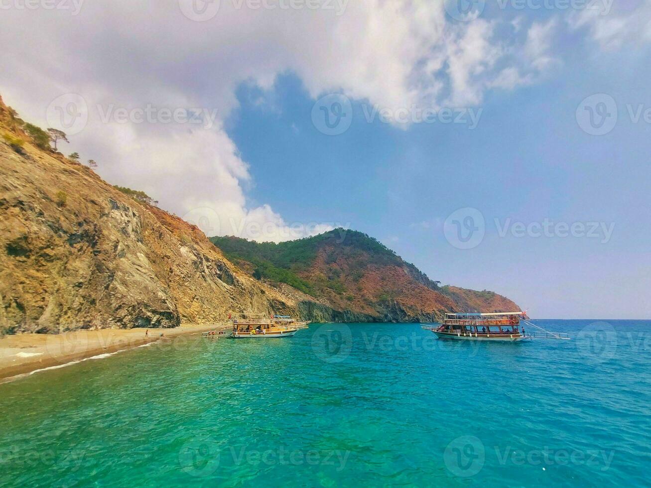 ver desde el mar a el montañas y el azul cielo con nubes foto