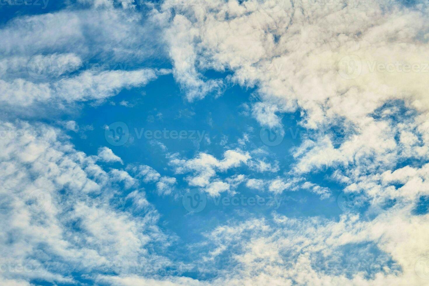 hermosa ver de un tierra y cielo - increíble cielo con nubes foto