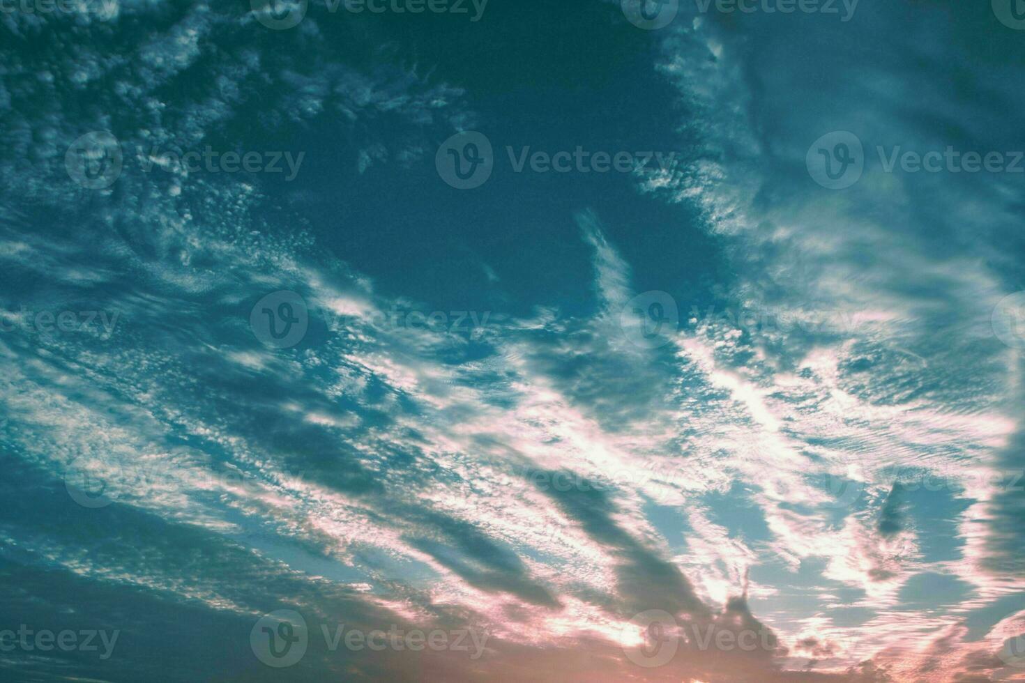 hermosa ver de un tierra y cielo - increíble cielo con nubes foto