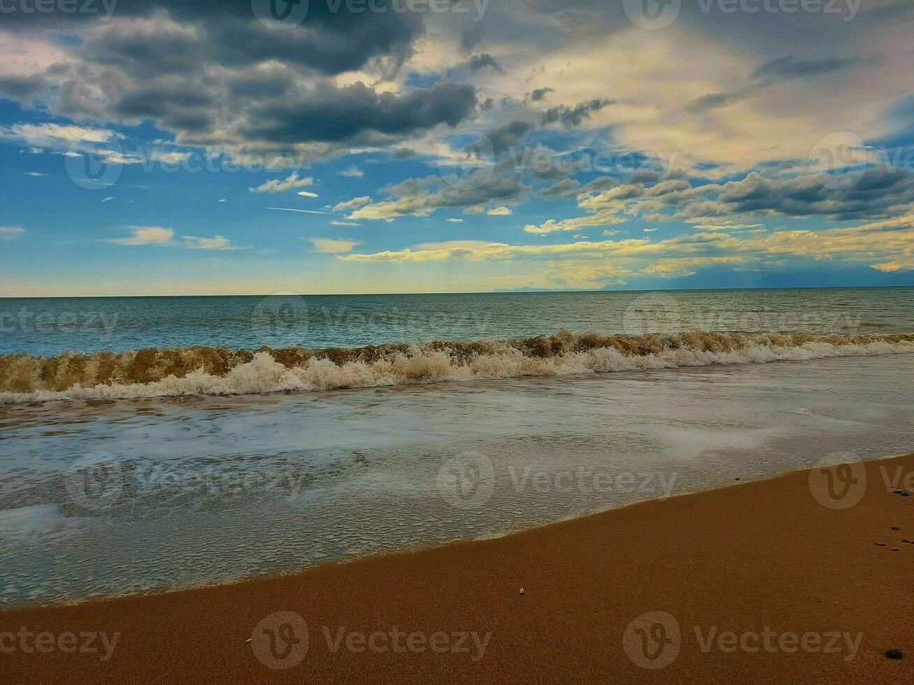 hermosa ver de el playa y el mar en el temprano Mañana foto