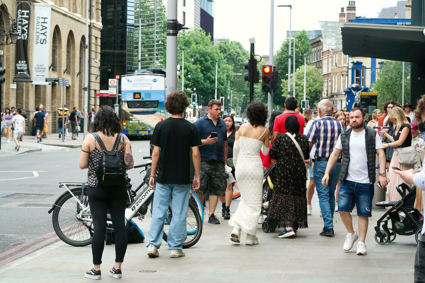 Beautiful Close up Shot of People at Canary Wharf Central London City of England Great Britain of UK During a Bright Sunny Day. The Image Was Captured on June 08th, 2023 photo