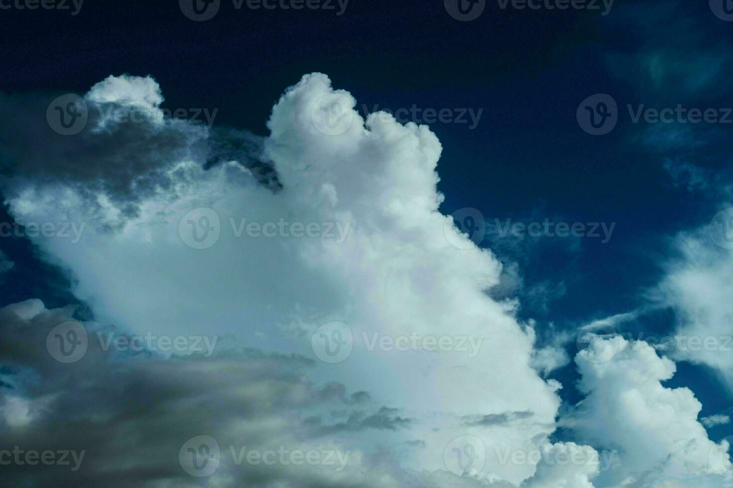 hermosa ver de un tierra y cielo - increíble cielo con nubes foto