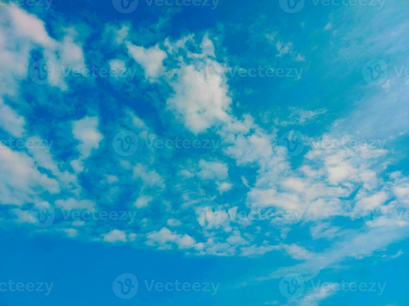 nubes en el azul skybe usado como antecedentes. foto