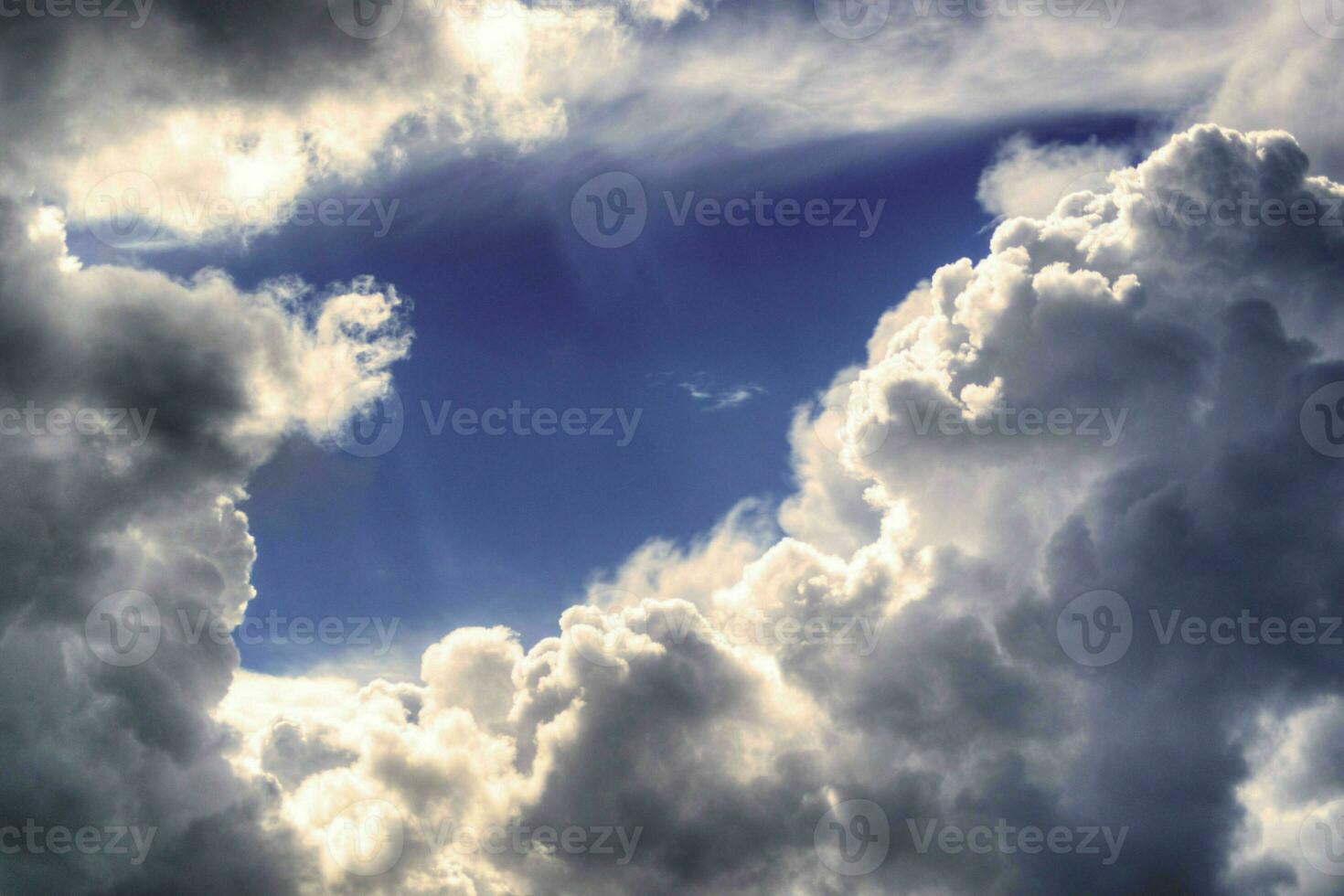 hermosa ver de un tierra y cielo - increíble cielo con nubes foto