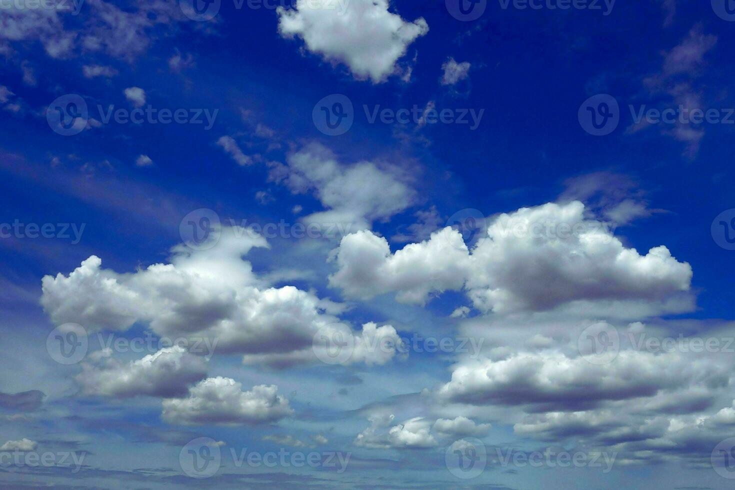 hermosa ver de un tierra y cielo - increíble cielo con nubes foto