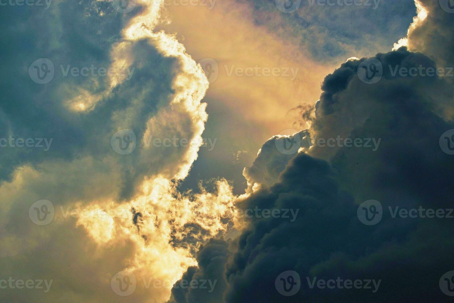 hermosa ver de un tierra y cielo - increíble cielo con nubes foto