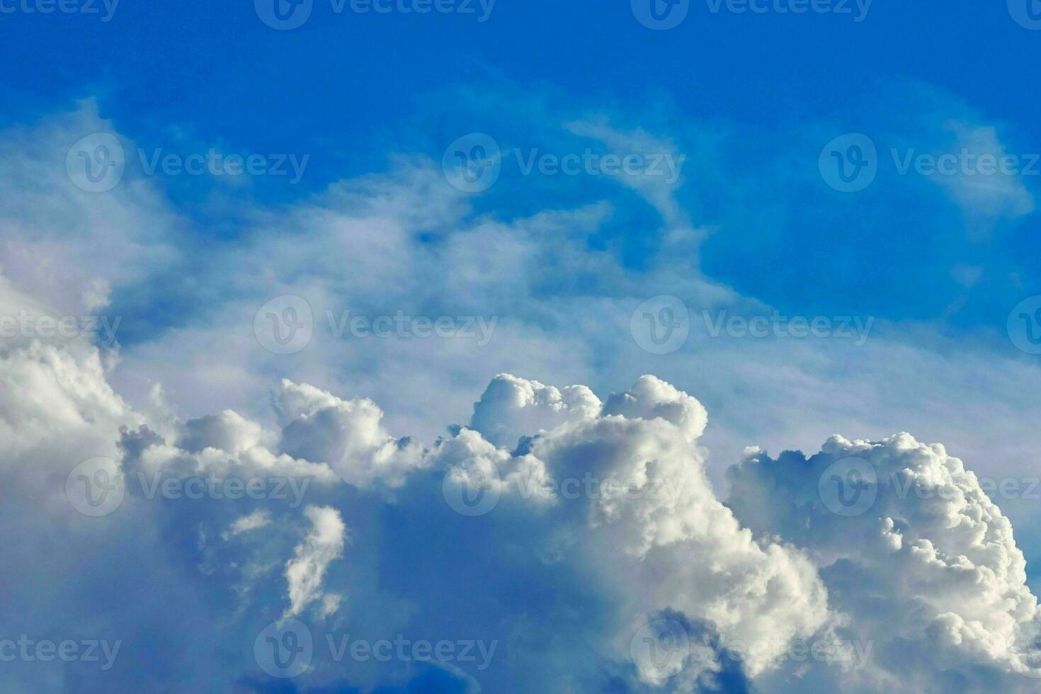 hermosa ver de un tierra y cielo - increíble cielo con nubes foto