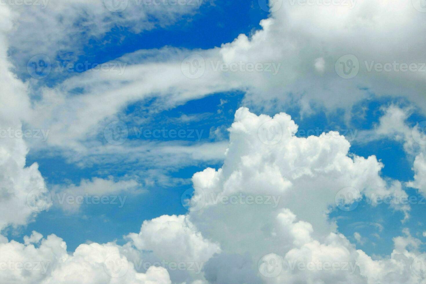 hermosa ver de un tierra y cielo - increíble cielo con nubes foto