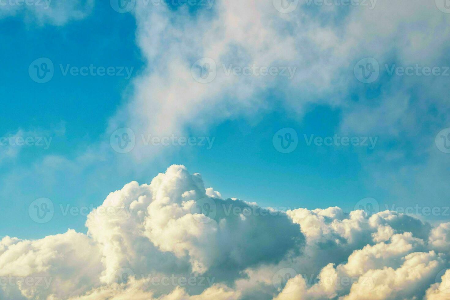 hermosa ver de un tierra y cielo - increíble cielo con nubes foto