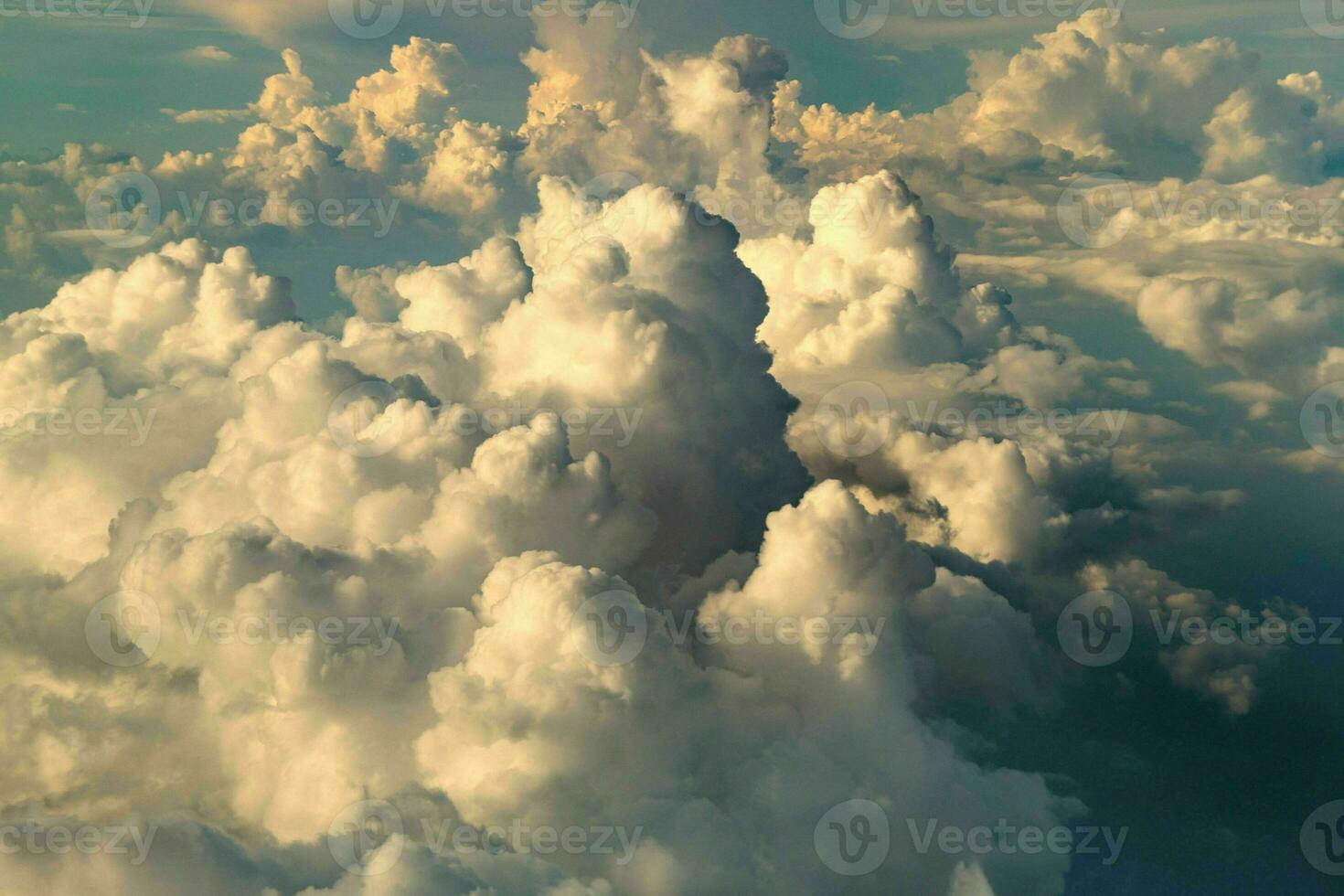 hermosa ver de un tierra y cielo - increíble cielo con nubes foto