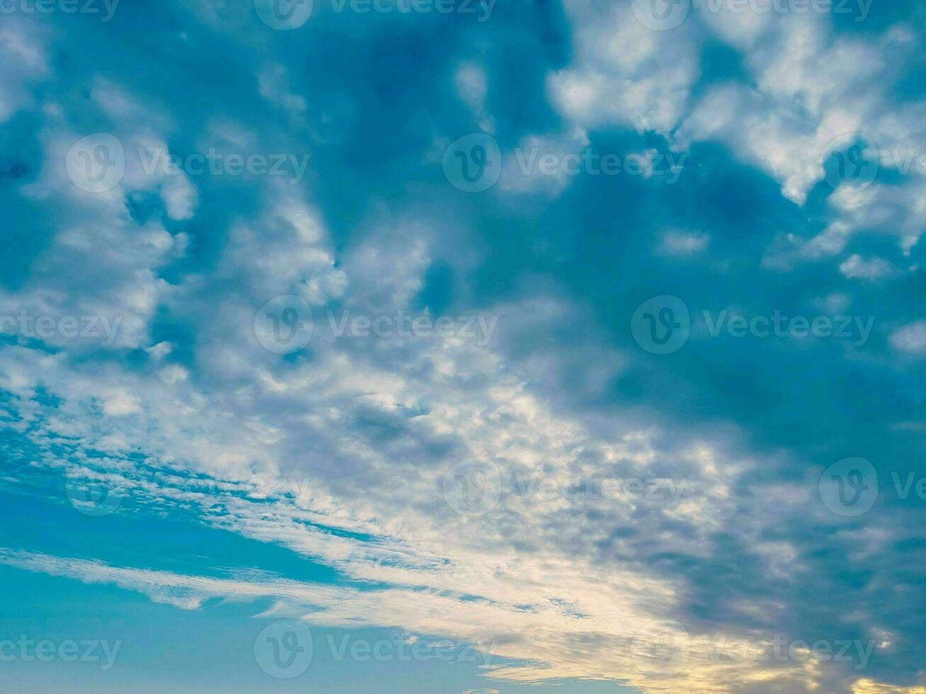 nubes en el azul skybe usado como antecedentes. foto