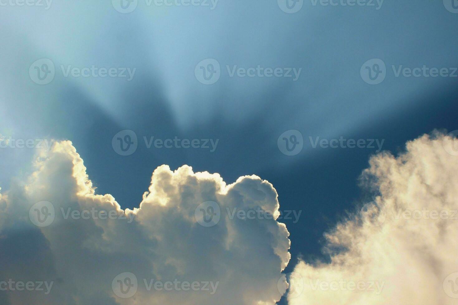 hermosa ver de un tierra y cielo - increíble cielo con nubes foto