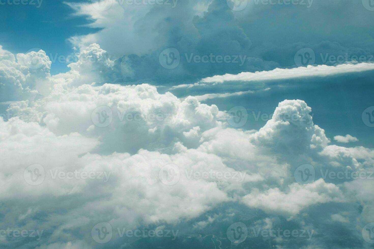 hermosa ver de un tierra y cielo - increíble cielo con nubes foto