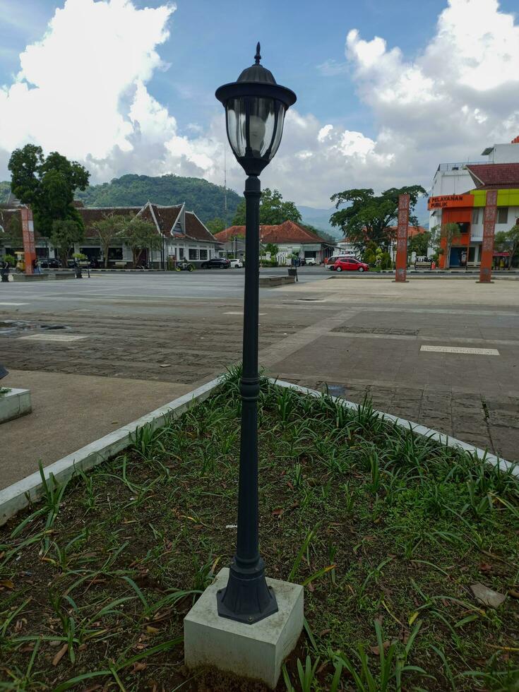 jardín lámpara con solar panel sistema en el parque foto