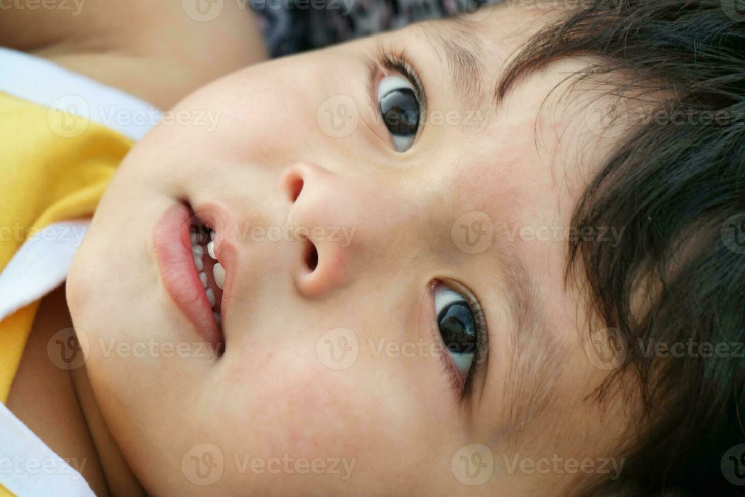 linda asiático pakistaní bebé chico es jugando en el hogar jardín a lutón ciudad de Inglaterra Reino Unido. imagen estaba capturado en abril tercero, 2023 foto