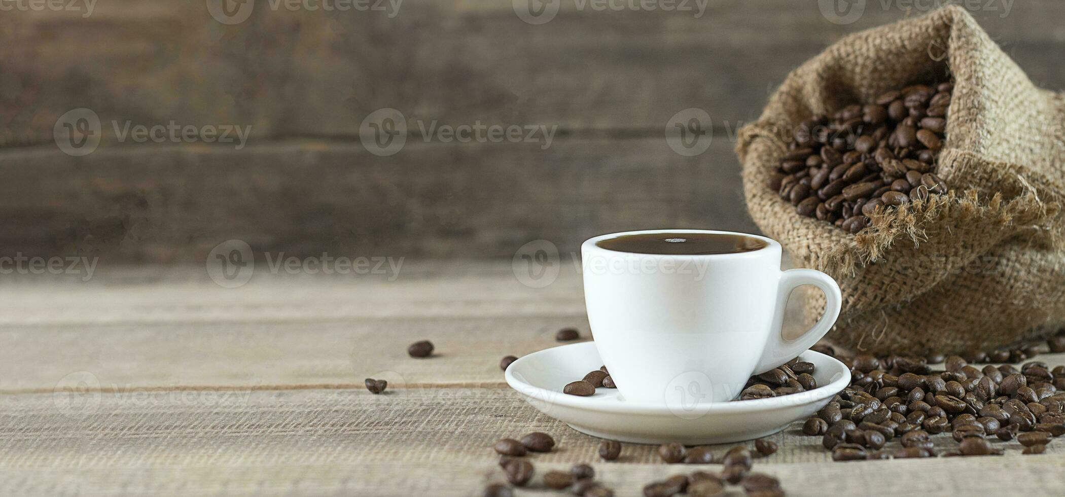 un taza de café. café frijoles en un de madera antecedentes. Copiar espacio. bandera foto